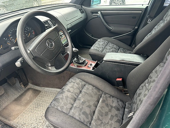 Mercedes-Benz C180 6 of 12