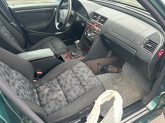 Mercedes-Benz C180 7 of 12