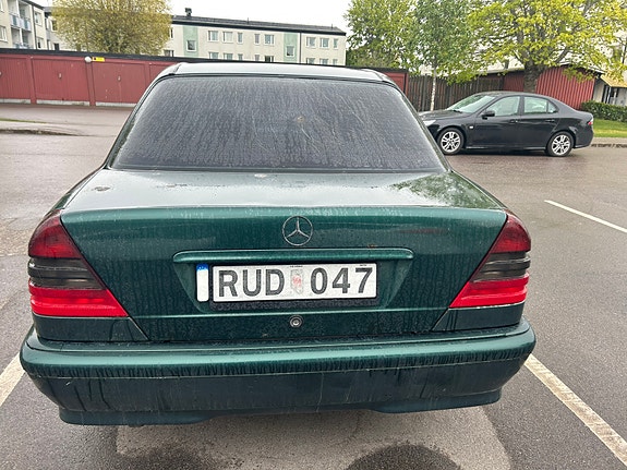 Mercedes-Benz C180 5 of 12