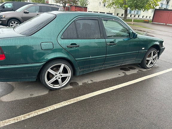 Mercedes-Benz C180 3 of 12