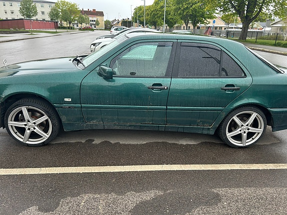 Mercedes-Benz C180 4 of 12