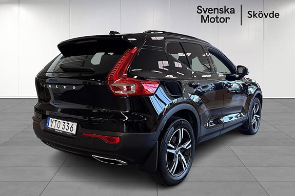Volvo XC40 2 of 5