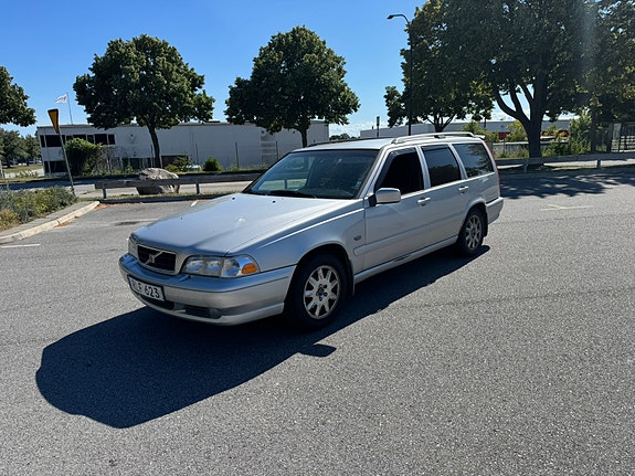 Volvo V70 2 of 5