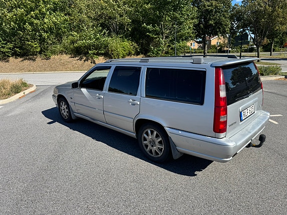 Volvo V70 3 of 5