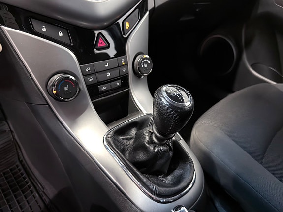 Chevrolet Cruze 12 of 16