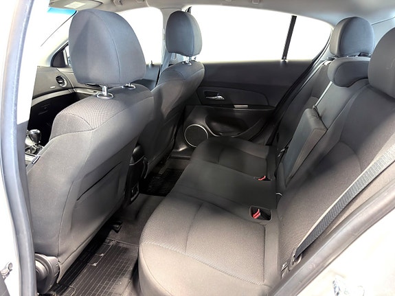 Chevrolet Cruze 11 of 16