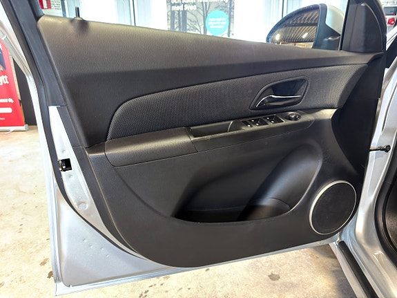 Chevrolet Cruze 14 of 16