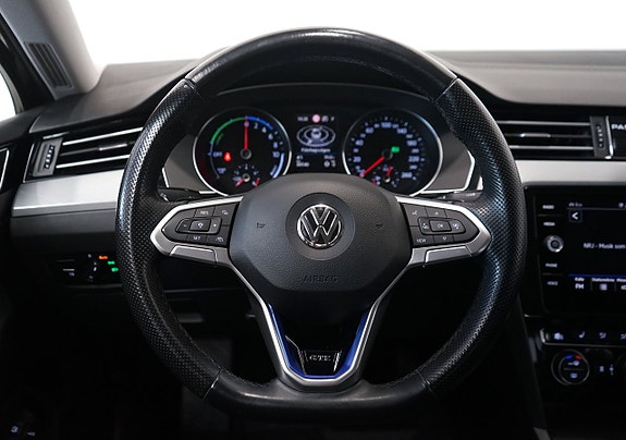 Volkswagen Passat 9 of 14