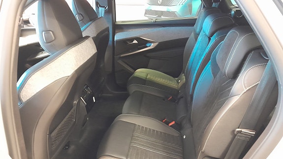 Peugeot e-5008 3 of 5