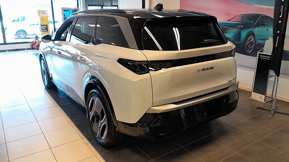 Peugeot e-5008 4 of 5