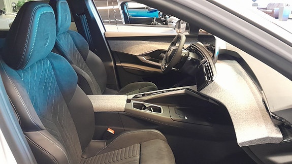 Peugeot e-5008 8 of 9