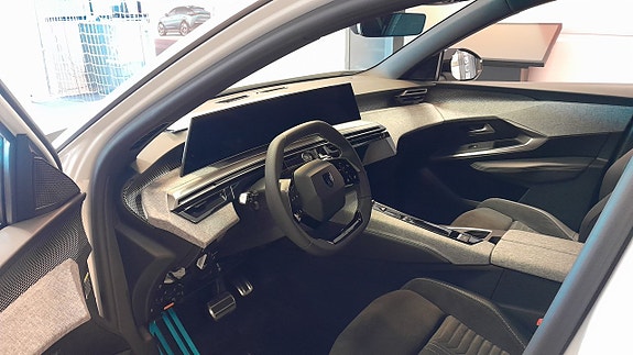 Peugeot e-5008 2 of 5