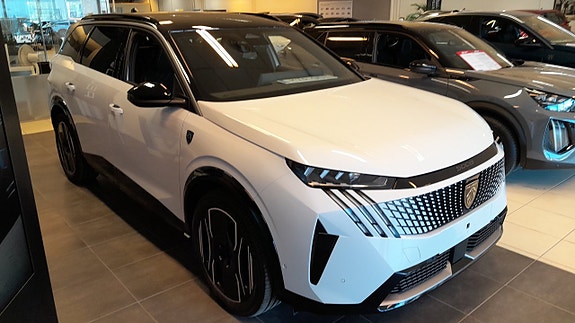 Peugeot e-5008 9 of 9