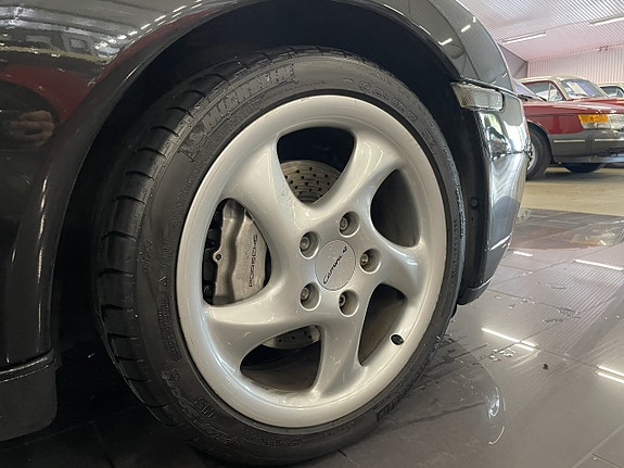 Porsche 911 Carrera 4 17 of 22
