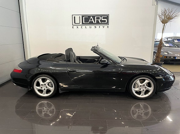 Porsche 911 Carrera 4 3 of 22