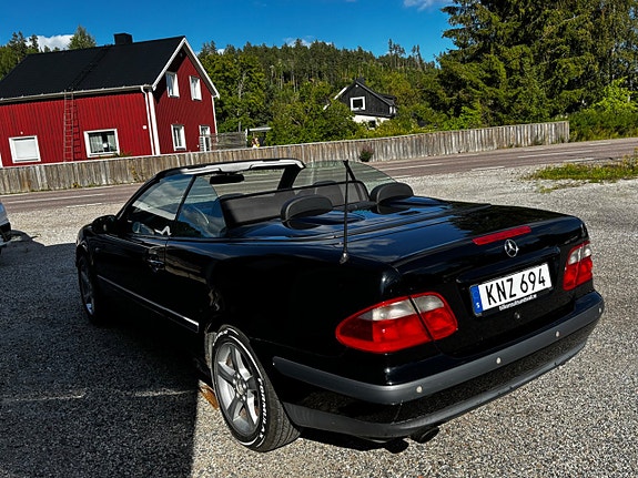 Mercedes-Benz CLK230 3 of 5