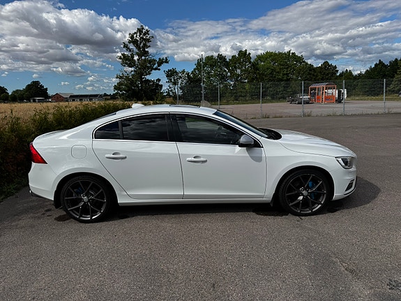 Volvo S60 2 of 5