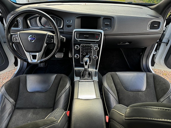 Volvo S60 4 of 5