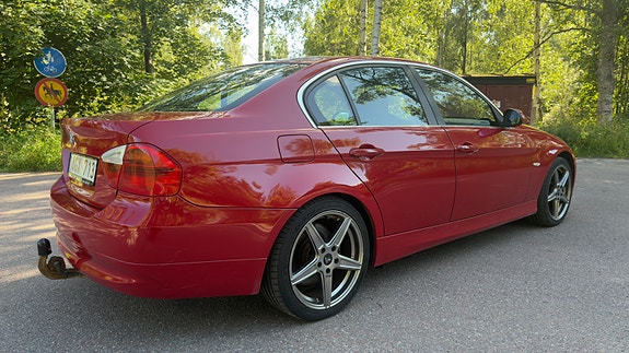 BMW 330xd 4 of 5