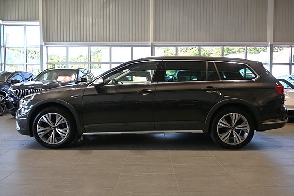 Volkswagen Passat Alltrack 2 of 24