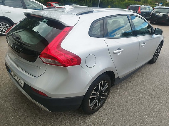 Volvo V40 Cross Country 2 of 3