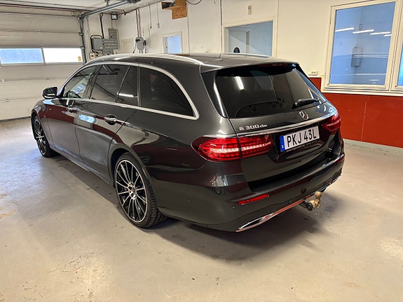 Mercedes-Benz E300 4 of 5