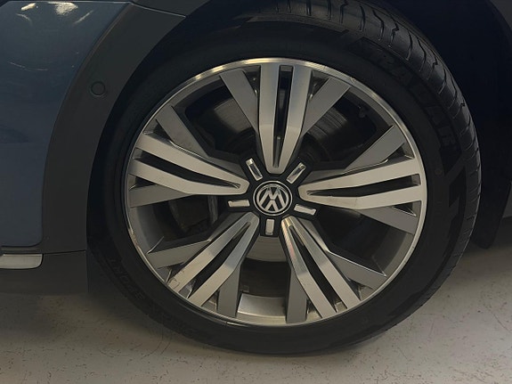 Volkswagen Passat Alltrack 18 of 23