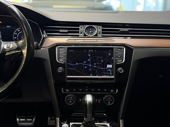 Volkswagen Passat Alltrack 11 of 23