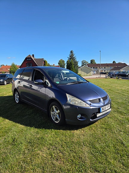 Mitsubishi Grandis 2 of 5