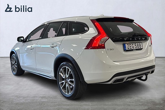 Volvo V60 Cross Country 2 of 5