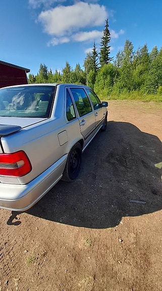 Volvo S70 4 of 5