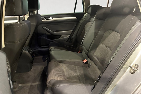 Volkswagen Passat 14 of 17