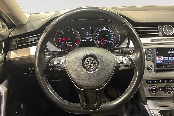 Volkswagen Passat 13 of 17