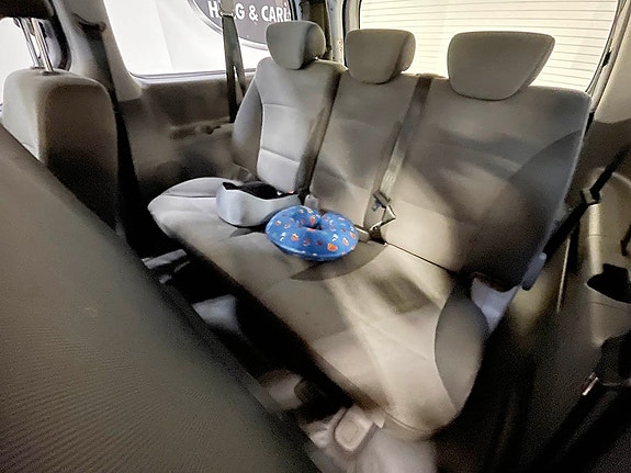 Hyundai H-1 6 of 8