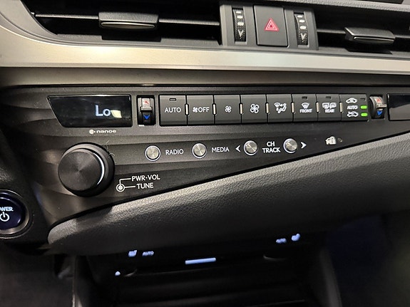 Lexus ES300h 15 of 24