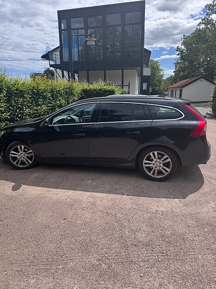 Volvo V60 2 of 5