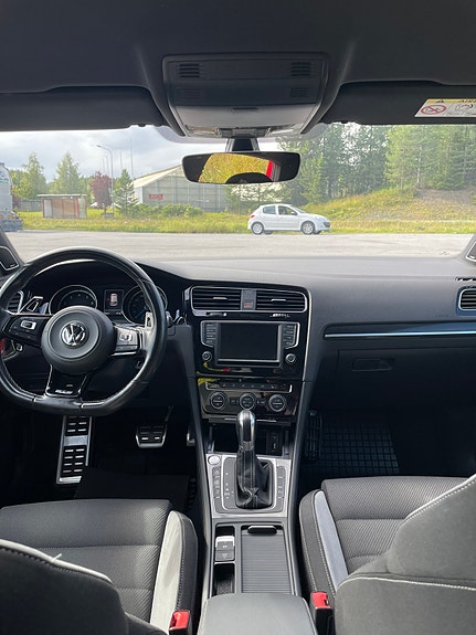Volkswagen Golf VII 12 of 15
