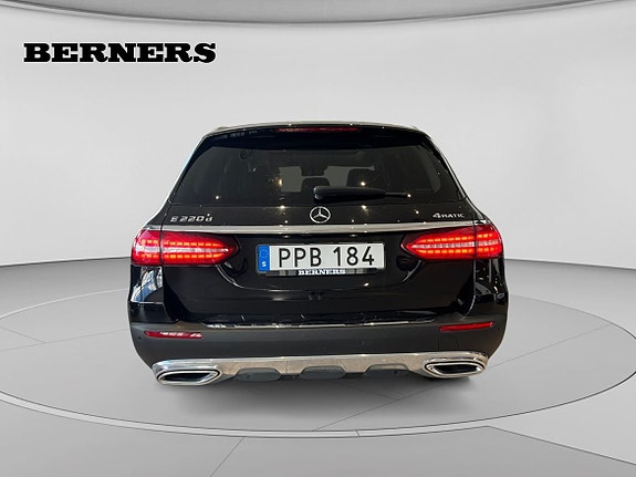 Mercedes-Benz E220 4 of 5