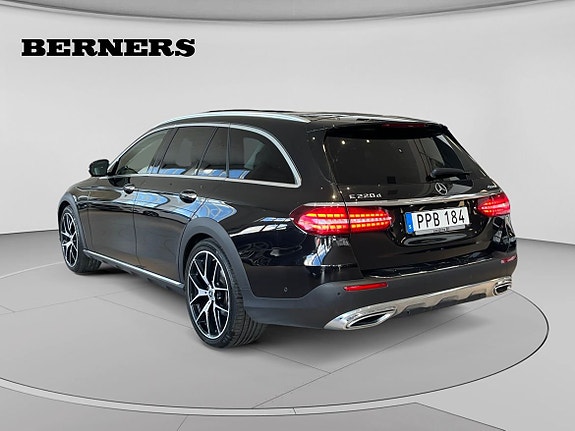 Mercedes-Benz E220 3 of 5