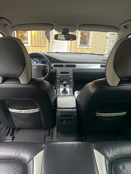 Volvo V70 4 of 5