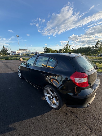 BMW 118d 4 of 5