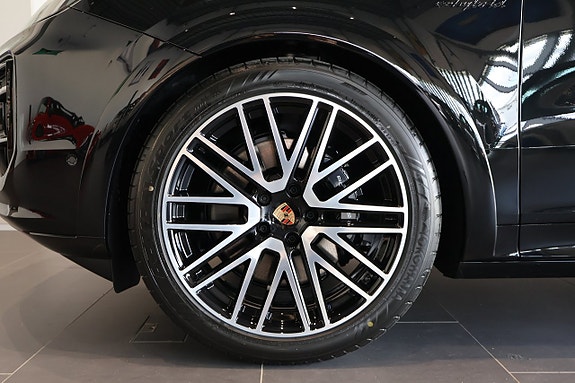 Porsche Cayenne 4 of 5