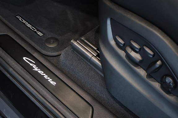 Porsche Cayenne 12 of 14