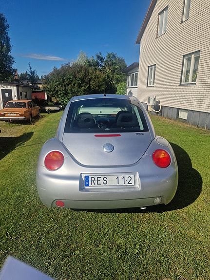 Volkswagen New Beetle 4 of 5
