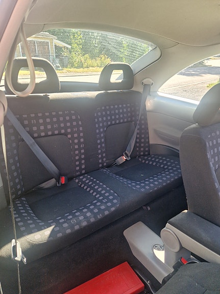 Volkswagen New Beetle 2 of 5