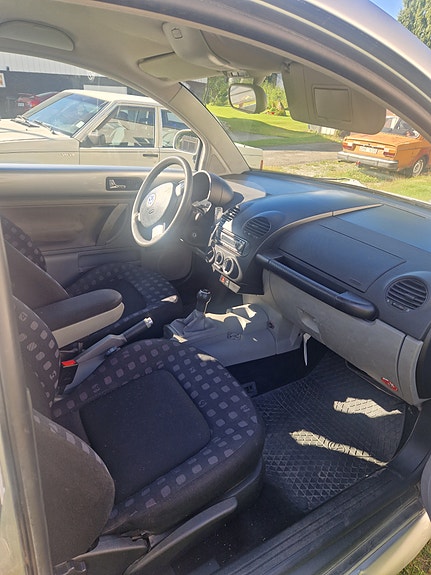 Volkswagen New Beetle 3 of 5