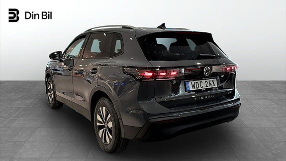 Volkswagen Tiguan 3 of 12
