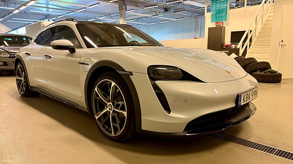 Porsche Taycan Cross Turismo 2 of 5