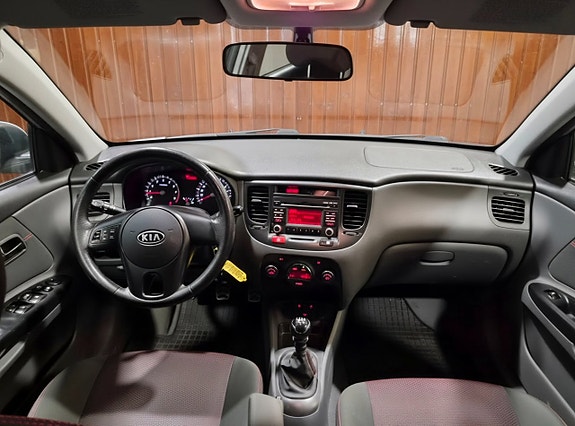 Kia Rio 9 of 20