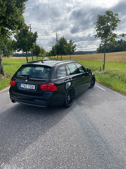 BMW 325d 2 of 5